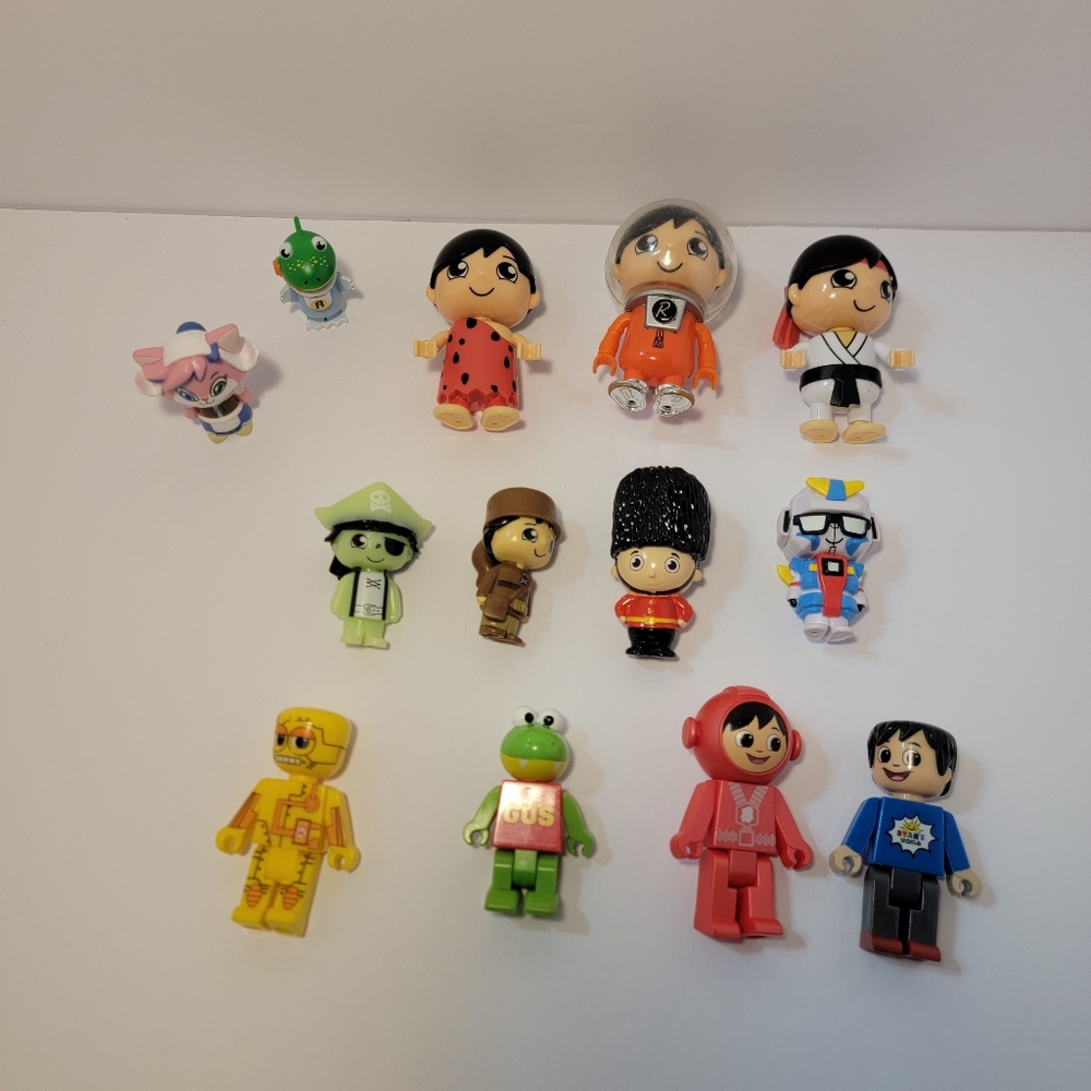 💚 Ryans World Plastic Figures Lot of 13‎